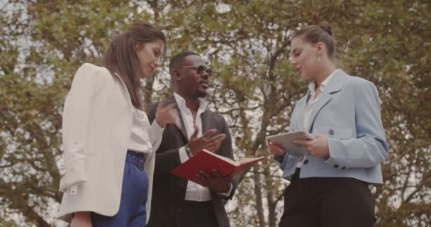 Drei Multiethnische Geschäftsleute Treffen Sich Draußen Der Stadt — Stockvideo