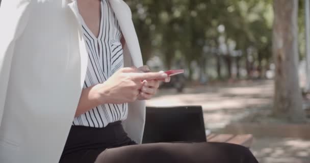 Kadını Gündüzleri Şehir Merkezinde Bir Bankta Oturuyor Telefonda Yazıyor Kapatıyor — Stok video