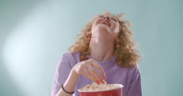 Słodka Dziewczyna Bawi Się Wrzuca Popcorn Prosto Ust — Wideo stockowe