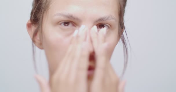 Krásná Žena Jemně Dotýká Její Tvář Při Aplikaci Bílého Krému — Stock video