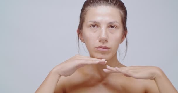 Красивая Женщина Массирует Лицо Плечи После Нанесения Крема Чистое Свежее — стоковое видео