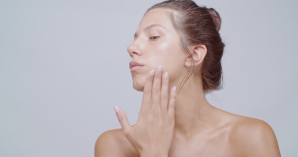 Belle Femme Massant Son Visage Ses Épaules Après Application Crème — Video