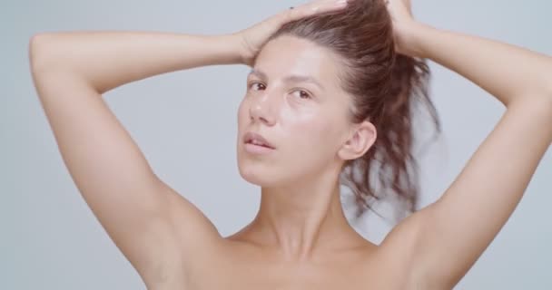 Dívka Zpřísnění Její Vlasy Izolované Bílém Čistý Bílý Vzhled Kosmetologie — Stock video