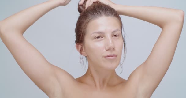 Женщина Позволяющая Волосам Свободно Течь Белой Косметологической Концепции — стоковое видео