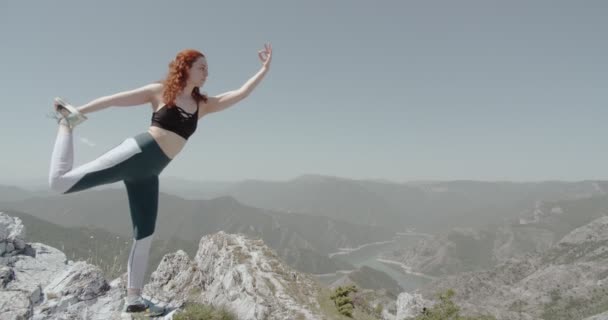 Dziewczyna Uprawia Jogę Szczycie Świata Widok Góry Południe Lato — Wideo stockowe