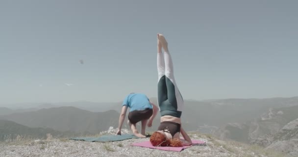 Jongen Meisje Maken Een Pauze Van Yoga Oefening Top Van — Stockvideo