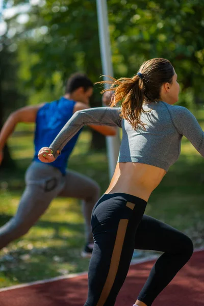 Uma Esportista Feminina Forma Está Correndo Parque Com Seu Namorado — Fotografia de Stock