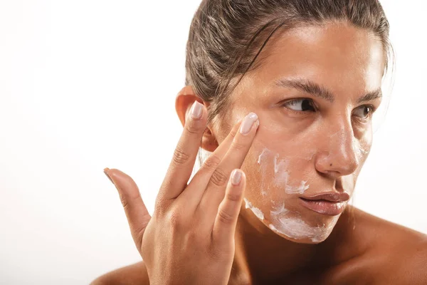 Beautiful Brunette Model Smearing Cream Her Face Studio White Backround — Stock Photo, Image
