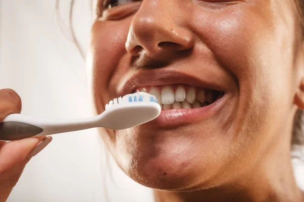 Närbild Tjej Med Snygga Tänder Försöker Borsta Tänderna Studion — Stockfoto