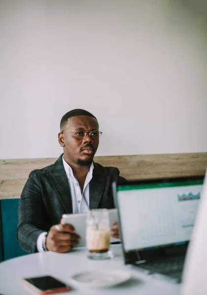 Επιχειρηματίας Κρατώντας Tablet Του Ενώ Κοιτάζοντας Συνάδελφό Του Στο Καφέ — Φωτογραφία Αρχείου