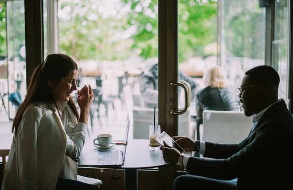 Adamları Kafede Otururken Sohbet Ediyorlar — Stok fotoğraf