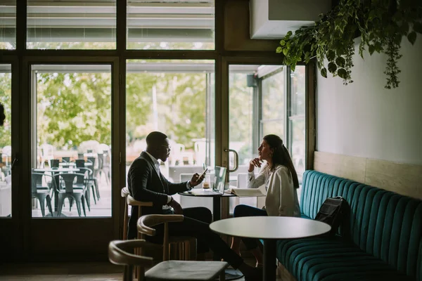 Socios Negocios Conversando Mientras Están Sentados Cafetería —  Fotos de Stock