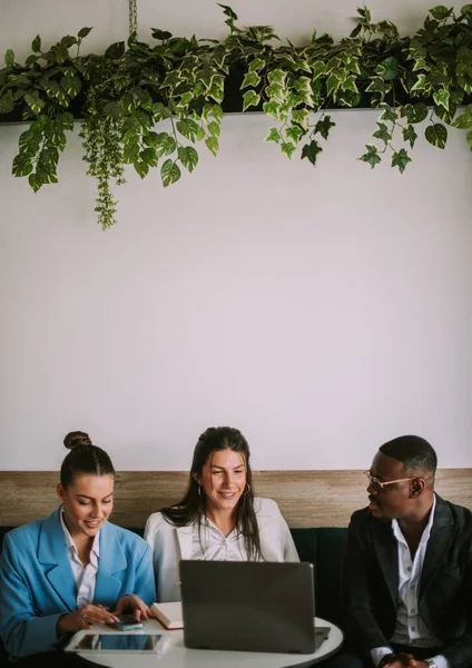 計画を話しながらカフェに座っている3人のビジネスマン — ストック写真
