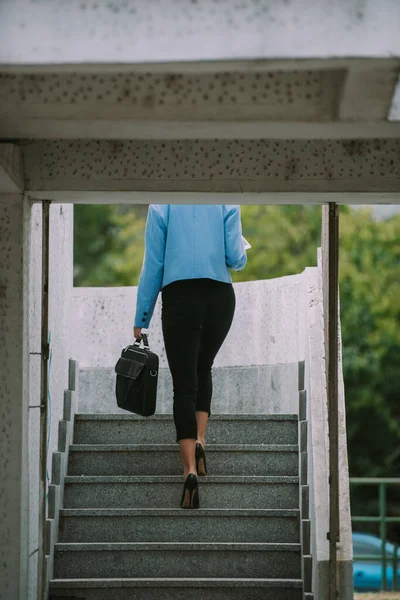 Mujer Negocios Con Maleta Negra Subiendo Las Escaleras Del Edificio —  Fotos de Stock