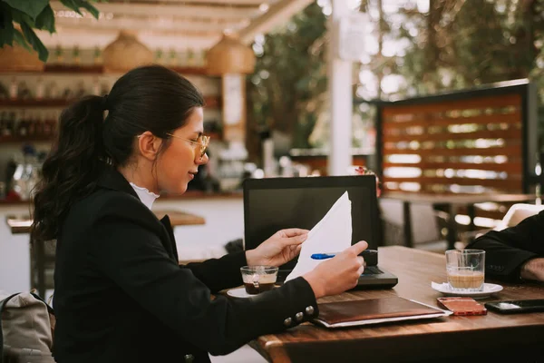 Όμορφη Επιχειρηματίας Κοιτάζοντας Τις Σημειώσεις Της Ενώ Κάθεται Στο Καφέ — Φωτογραφία Αρχείου