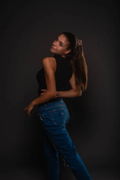 Joven Atractiva Chica Está Posando Desde Espalda Estudio Con Las —  Fotos de Stock