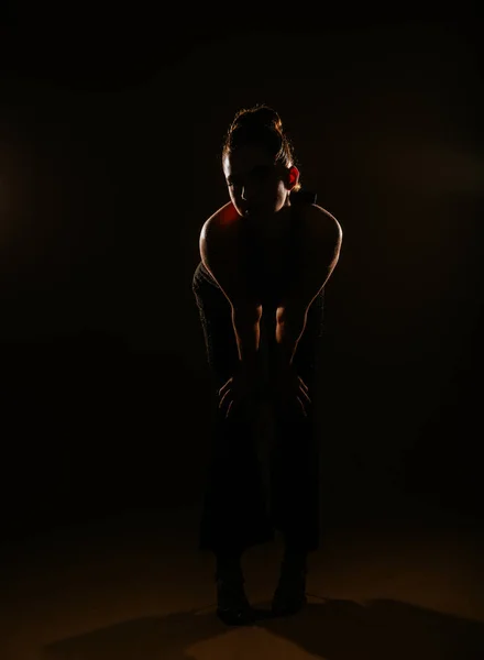 반짝이는 작업복에 하이힐을 스튜디오에서 포즈를 취하는 아름다운 — 스톡 사진