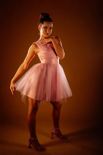 Una Chica Atractiva Con Vestido Ballet Rosa Ella Está Posando —  Fotos de Stock