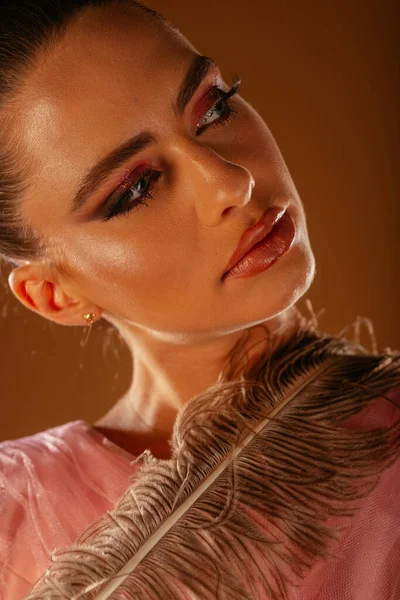 Modelo Moda Femenina Posando Con Plumas Alrededor Cuello Mirando Lado —  Fotos de Stock