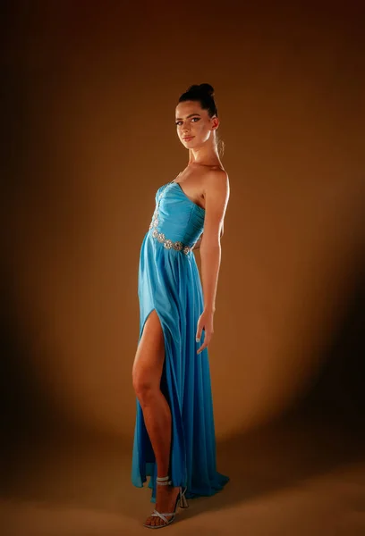 Великолепная Девушка Синем Платье Высоких Каблуках Делает Модную Фотосессию Студии — стоковое фото