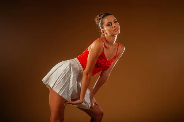 Ein Stilvolles Mädchen Posiert Gebeugt Rot Weißen Outfit Seitenansicht Studiodreh — Stockfoto