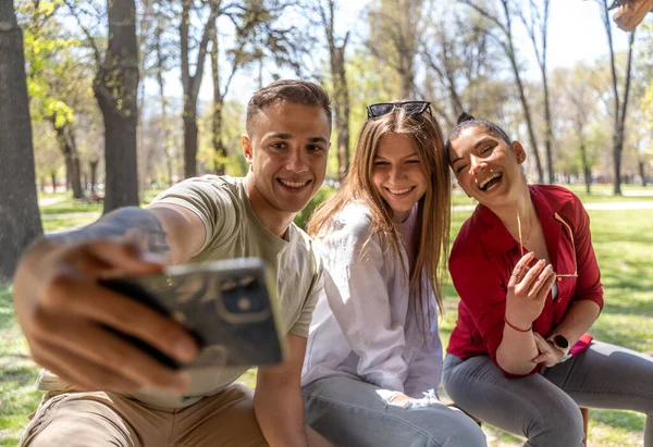 Três Jovens Divertindo Tirando Selfie Grupo Amigos Desfrutando Dia Livre — Fotografia de Stock