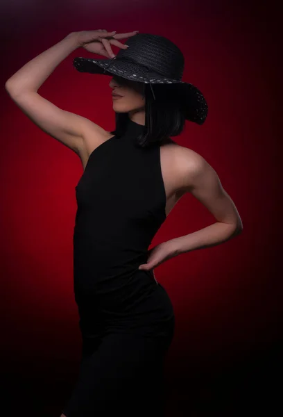 Chica Seductora Atractiva Está Posando Set Mientras Toca Sombrero Esconde — Foto de Stock