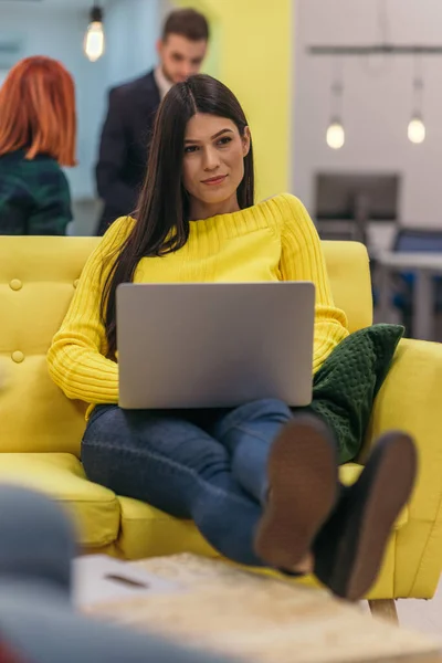 Mujer Negocios Guapo Empleado Sentado Sofá Amarillo Mientras Trabajaba Computadora —  Fotos de Stock