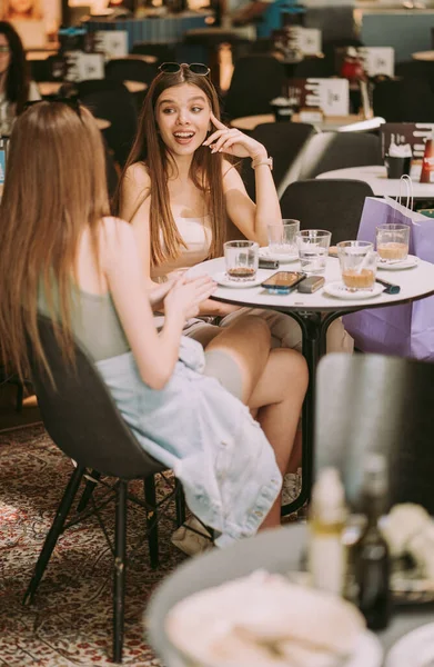 Duas Meninas Bonitas Conversando Shopping Café Enquanto Sentado — Fotografia de Stock