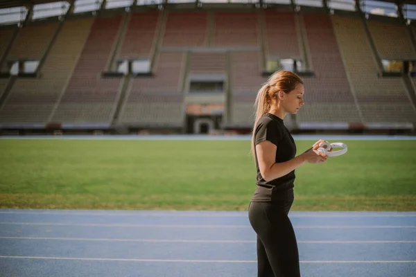 Schöne Sportlerin Steht Kurz Davor Auf Der Bahn Eines Stadions — Stockfoto