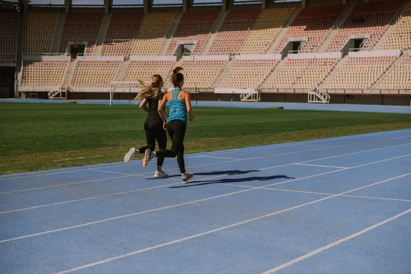 Zwei Sportliche Mädchen Joggen Zusammen — Stockfoto