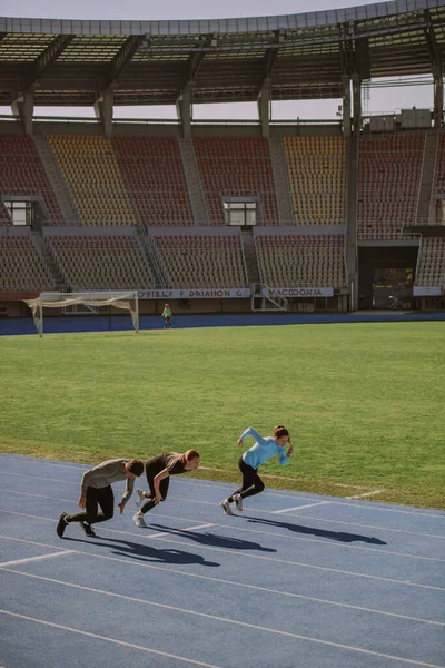 Sportfreunde Trainieren Einem Sonnigen Tag Leeren Stadion — Stockfoto