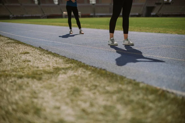 Meninas Desportivas Uma Pista Esportes Preparação Para Correr — Fotografia de Stock