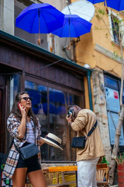 Multirassische Touristen Der Stadt Eine Attraktive Frau Telefoniert Während Ihr — Stockfoto