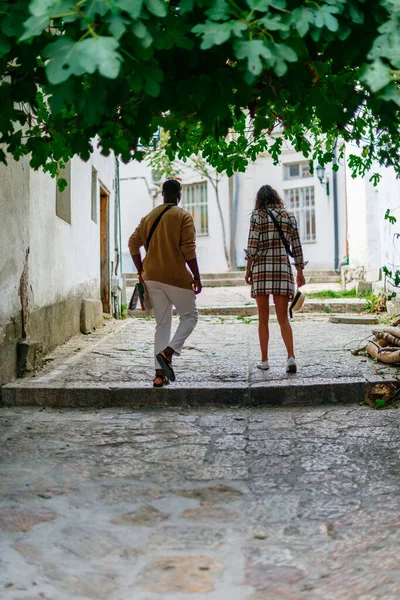 Çok Irklı Bir Çift Sokakta Yürüyor Şehri Ziyaret Ediyorlar — Stok fotoğraf