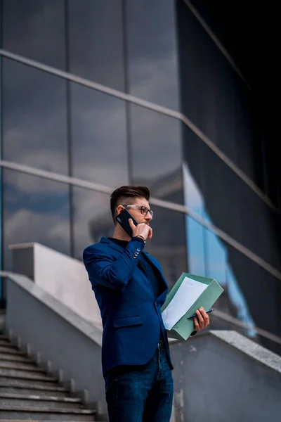 Modischer Geschäftsmann Läuft Auf Stadtplatz Während Mit Dem Handy Spricht — Stockfoto
