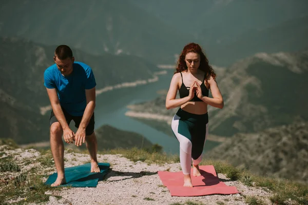 Primer Plano Pareja Yoga Haciendo Poses Yoga Cima Montaña — Foto de Stock