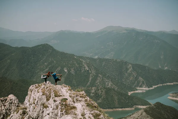 Yoga Paar Posiert Auf Dem Gipfel Des Berges — Stockfoto