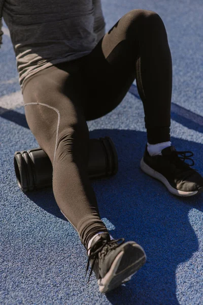 Homem Está Rolando Pernas Exercitando Seus Músculos — Fotografia de Stock