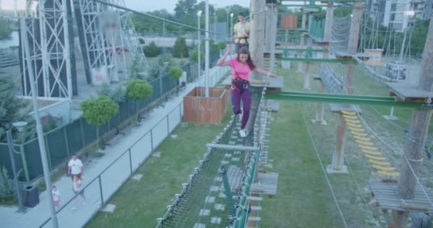 Menina Passando Pelo Teste Corda Parque Adrenalina — Vídeo de Stock