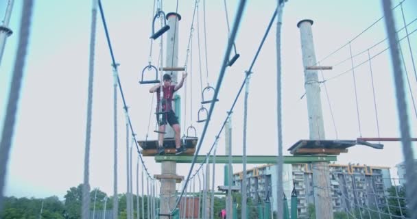 Vista Baixo Ângulo Homem Desfrutando Atividades Parque Adrenalina — Vídeo de Stock