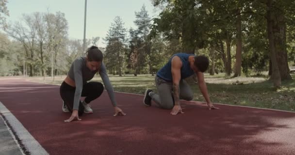 Pasangan Mulai Berlomba Lintasan Lari Taman Kamera Mengikuti Seperti Truk — Stok Video