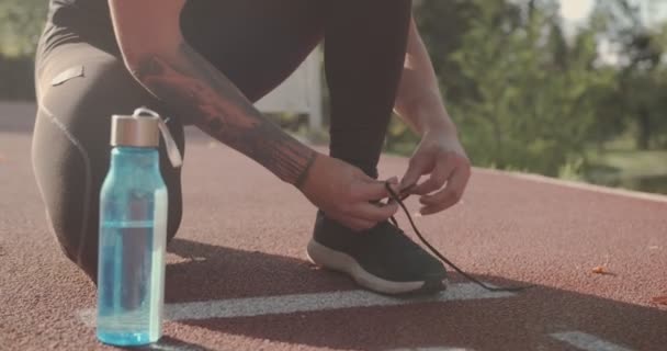 Koşmadan Önce Bağcıklarını Bağlayan Adam Alçak Açı Günbatımı Sonbahar Sahnesi — Stok video