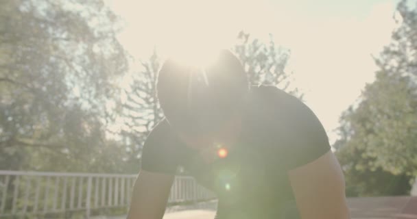 Człowiek Przygotowuje Się Biegu Koncentrując Się Tartan Podłoga Zachód Słońca — Wideo stockowe