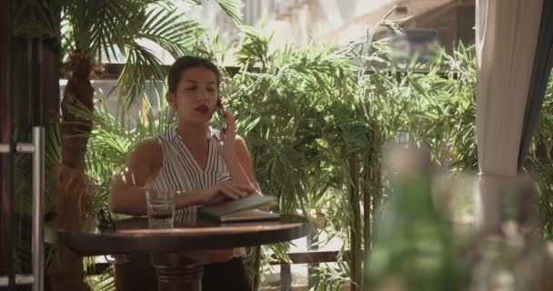 Business Woman Working Terrace Cafe Bar Daytime — Vídeo de stock