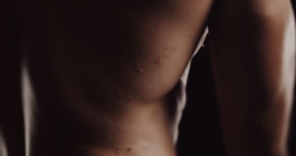 近景视频 赤身裸体英俊的男人扭动身体 倾斜换档 — 图库视频影像
