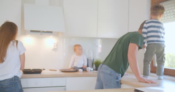 Και Δύο Παιδιά Βοηθούν Τους Γονείς Τους Μαγειρέψουν — Αρχείο Βίντεο