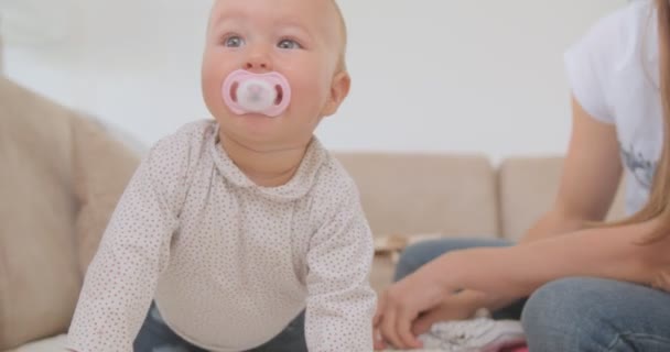 Cute Baby Kanapie Bawi Się Matką — Wideo stockowe