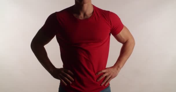 Charmant Homme Ajustant Shirt Rouge Studio Isolé — Video