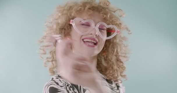 Γλυκό Κορίτσι Παίζει Χωνάκι Καραμέλα Ενώ Έχει Κάποια Τρελά Γυαλιά — Αρχείο Βίντεο